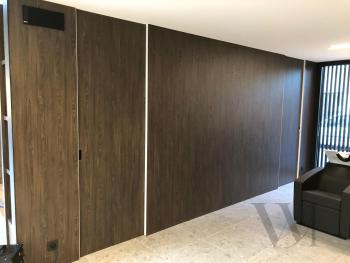 strakke wand met schuifdeuren