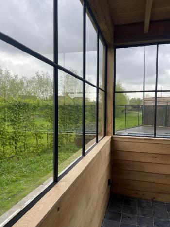 Eiken stalen bijgebouw