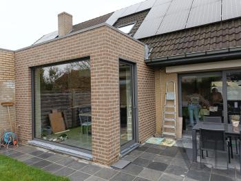 aanbouw in steen