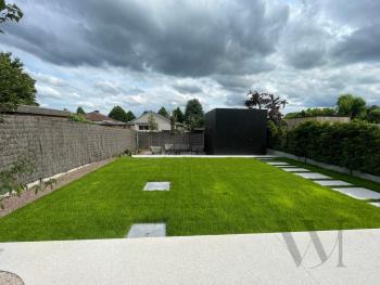 Zwart poolhouse