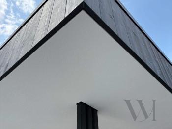 zwart modern poolhouse