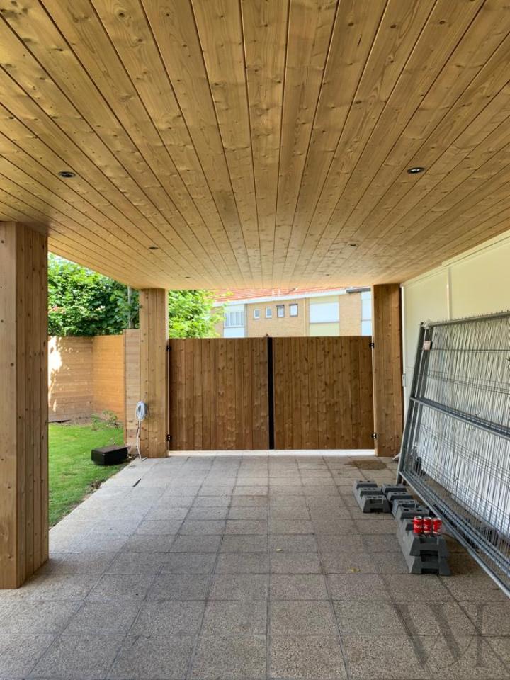 Carport met stalen poort in thermowood te roeselare in west vlaanderen